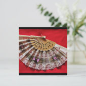 Verzierter Handheld-Lüfter auf einer Roten Hinterg Einladung (Stehend Vorderseite)