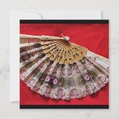 Verzierter Handheld-Lüfter auf einer Roten Hinterg Einladung (Vorderseite)