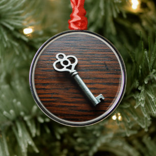 Verzierter Schlüssel auf Holzkiste Silbernes Ornament