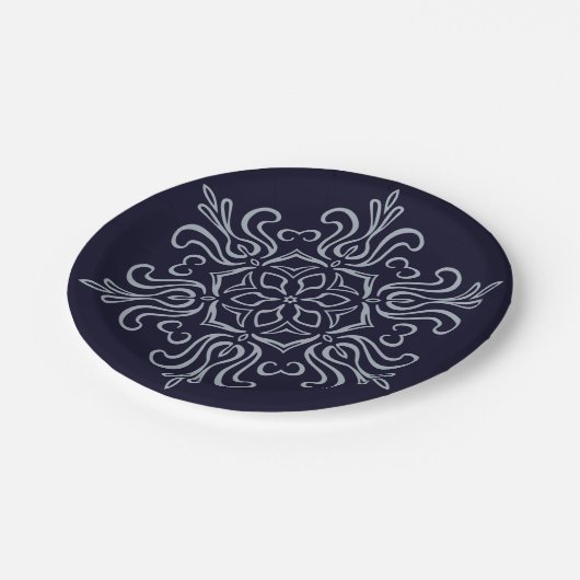 Verzierter Silberschneeflocken Pappteller (Schrägansicht)