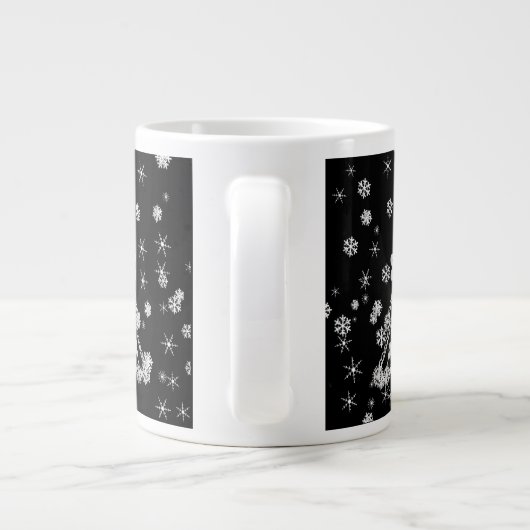 Verzierter Weihnachtsbaum & Schneeflocken Jumbo-Tasse (Rückseite)
