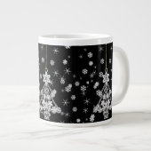 Verzierter Weihnachtsbaum & Schneeflocken Jumbo-Tasse (Vorderseite Rechts)