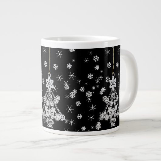 Verzierter Weihnachtsbaum & Schneeflocken Jumbo-Tasse (Vorderseite Rechts)