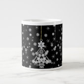 Verzierter Weihnachtsbaum & Schneeflocken Jumbo-Tasse (Vorderseite)