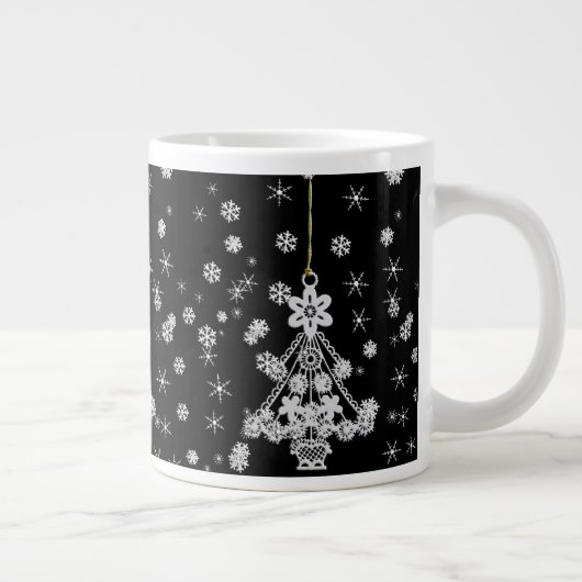 Verzierter Weihnachtsbaum & Schneeflocken Jumbo-Tasse (Rechts)
