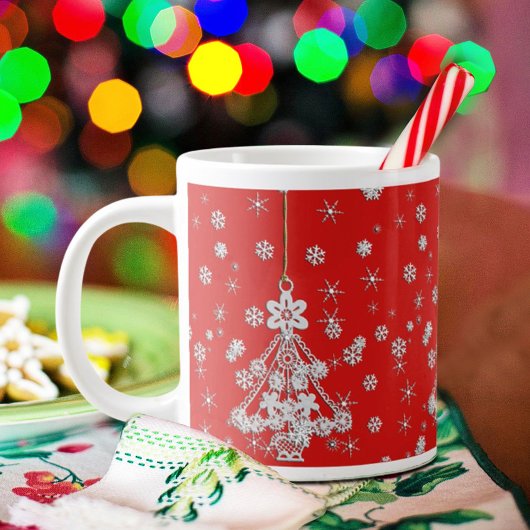 Verzierter Weihnachtsbaum & Schneeflocken Jumbo-Tasse