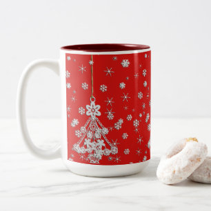 Verzierter Weihnachtsbaum & Schneeflocken Zweifarbige Tasse