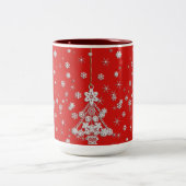 Verzierter Weihnachtsbaum & Schneeflocken Zweifarbige Tasse (Mittel)