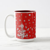Verzierter Weihnachtsbaum & Schneeflocken Zweifarbige Tasse (Links)