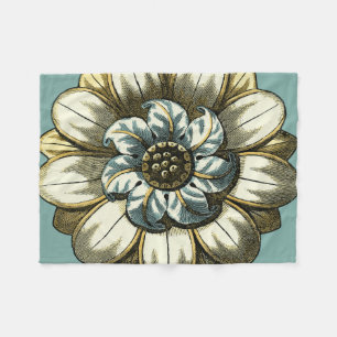 Verziertes Blumenmedaillon auf hellblauem Fleecedecke