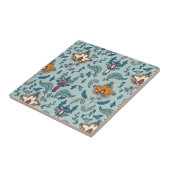 Verziertes Blumenmuster auf einem hellblauen Hinte Fliese (Seite)