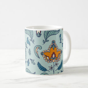Verziertes Blumenmuster auf einem hellblauen Hinte Kaffeetasse