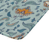 Verziertes Blumenmuster auf einem hellblauen Hinte Schneidebrett (Ecke)