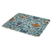 Verziertes Blumenmuster auf einem hellblauen Hinte Schneidebrett (Ecke)