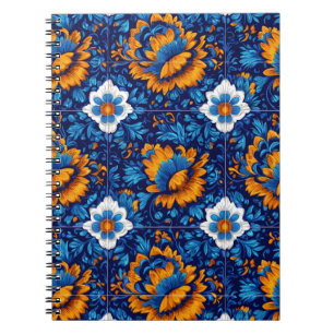 Verziertes Blumenmuster in Blau- und Orangenfliese Notizblock