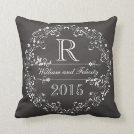 Verziertes Blumentafel-Monogramm-Wedding Jahr Kissen
