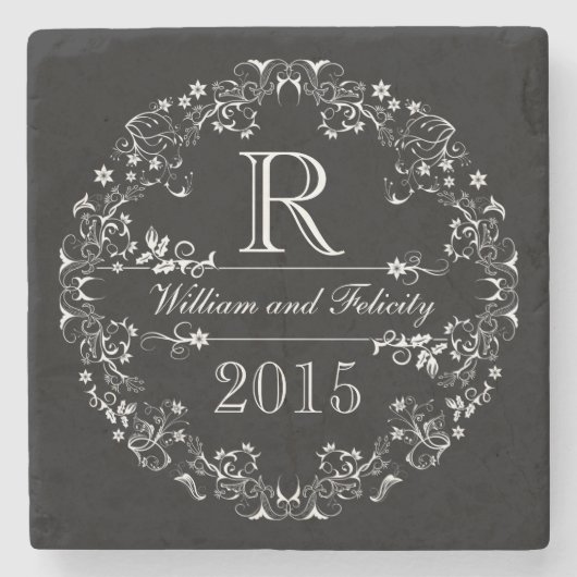 Verziertes Blumentafel-Monogramm-Wedding Jahr Steinuntersetzer (Vorderseite)