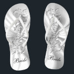 Verziertes Design mit weißem Satin und Silber | Br Badesandalen<br><div class="desc">Brautparty Flop Shoes bereit für Sie zu personalisieren. Wenn nötig... Sie können mit dem Zazzle-Design-Tool-Bereich mit Ihren eigenen Texten, Textfarben und Schriftart neu starten. ✔ Hinweis: Nicht alle Vorlagenbereiche müssen geändert werden. 📌 Wenn Sie weitere Anpassungen benötigen, klicken Sie bitte auf den Button "Weitere Anpassungen vornehmen" oder "Design anpassen oder...</div>