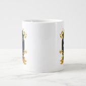 Verziertes HUFFLEPUFF™-Wappen Jumbo-Tasse (Vorderseite)