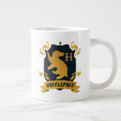 Verziertes HUFFLEPUFF™-Wappen Jumbo-Tasse (Rechts)