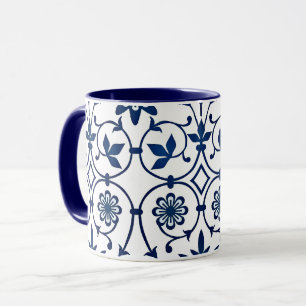 Verziertes marineblaues Muster auf weißem Grund Tasse