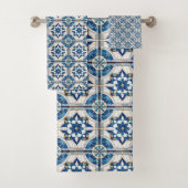 Verziertes marokkanisches Fliesenmuster#4 Blau-Wei Badhandtuch Set (Insitu)