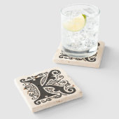 Verziertes Monogramm "K" Steinuntersetzer (Seitenansicht)