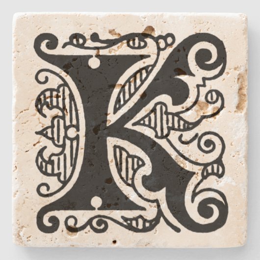 Verziertes Monogramm "K" Steinuntersetzer (Vorderseite)