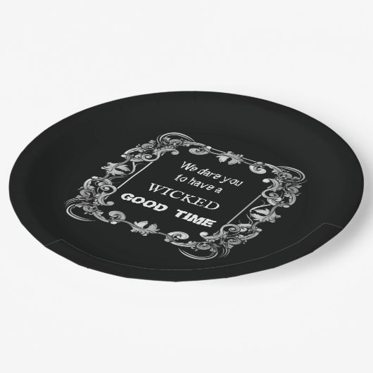 Verziertes Schwarzes Halloween Pappteller (Schrägansicht)