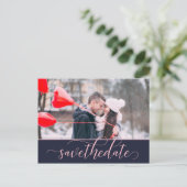Verziertes Skript für Rosa und Navy, Save the Date Postkarte (Stehend Vorderseite)