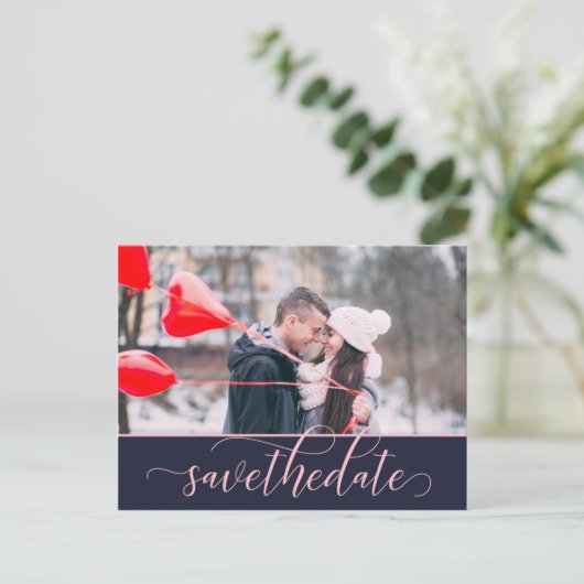 Verziertes Skript für Rosa und Navy, Save the Date Postkarte (Stehend Vorderseite)