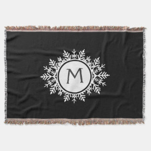 Verziertes weißes Schneeflocke-Monogramm auf Decke