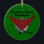 Verzierung Daytona Beach Biktoberfest 2011 Keramikornament<br><div class="desc">Hier haben wir ein Tätowierungsartherz mit Daytona Beach Biketoberfest 2011 im schwarzen Text. Diese Verzierung wird mit einem grünen Hintergrund gezeigt, welches Sie leicht ändern können, indem Sie den besonders anfertigen Knopf anklicken und dann zu redigieren Hintergrund vom Menü des Tropfens unten wählen Sie und Ihre Farbe auswählen Sie. Dieses...</div>