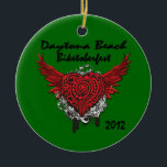 Verzierung Daytona Beach Biktoberfest 2012 Keramikornament<br><div class="desc">Hier haben wir ein Tätowierungsartherz mit Daytona Beach Biketoberfest 2012 im schwarzen Text. Diese Verzierung wird mit einem grünen Hintergrund gezeigt, welches Sie leicht ändern können, indem Sie den besonders anfertigen Knopf anklicken und dann zu redigieren Hintergrund vom Menü des Tropfens unten wählen Sie und Ihre Farbe auswählen Sie. Dieses...</div>