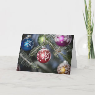 Verzierungen auf einem Weihnachtsbaum Feiertagskarte