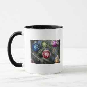 Verzierungen auf einem Weihnachtsbaum Tasse
