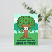 Verzweigen mit Liebe, die einen Baum umarmen Postkarte (Stehend Vorderseite)