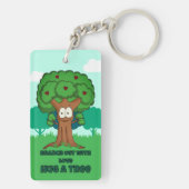 Verzweigen mit Liebe, die einen Baum umarmen Schlüsselanhänger (Rückseite)
