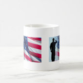 Veteran begrüßt die patriotische Flagge Kaffeetasse (Mittel)