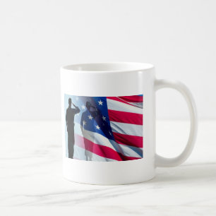 Veteran begrüßt die patriotische Flagge Kaffeetasse