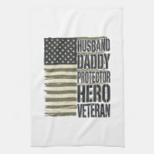 Veteran Ehemann Daddy Beschützer Held Flagge Shirt Geschirrtuch (Vertikal)