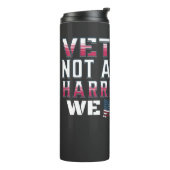 Veteran für Harris Walz Wahl 2024 Thermosbecher (Nach links gedreht)