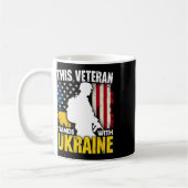 Veteran steht mit der Ukraine - Patriotische ameri Kaffeetasse (Links)