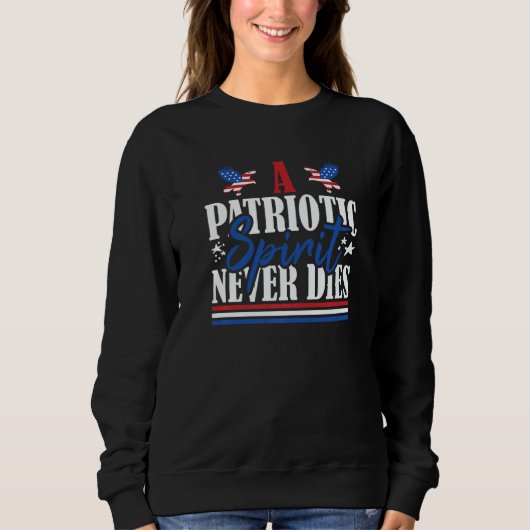 Veteran US Flag A Patriotic Spirit Never Dies Sweatshirt (Vorderseite)