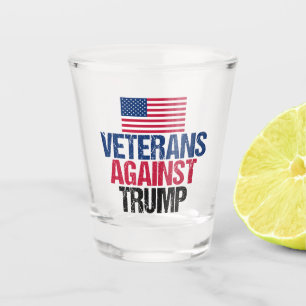 Veteranen gegen Trump - amerikanische Flagge Schnapsglas