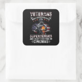 Veteranen, weil Superhelden in Cinemas beschäftigt Quadratischer Aufkleber (Tasche)