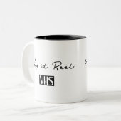 VHS-Retro-Zitat behalten Zweifarbige Tasse (Vorderseite Links)