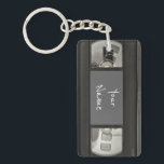 VHS Videokassette Schlüsselanhänger<br><div class="desc">Modisches Accessoire für alle Fans von VHS Videokassetten</div>