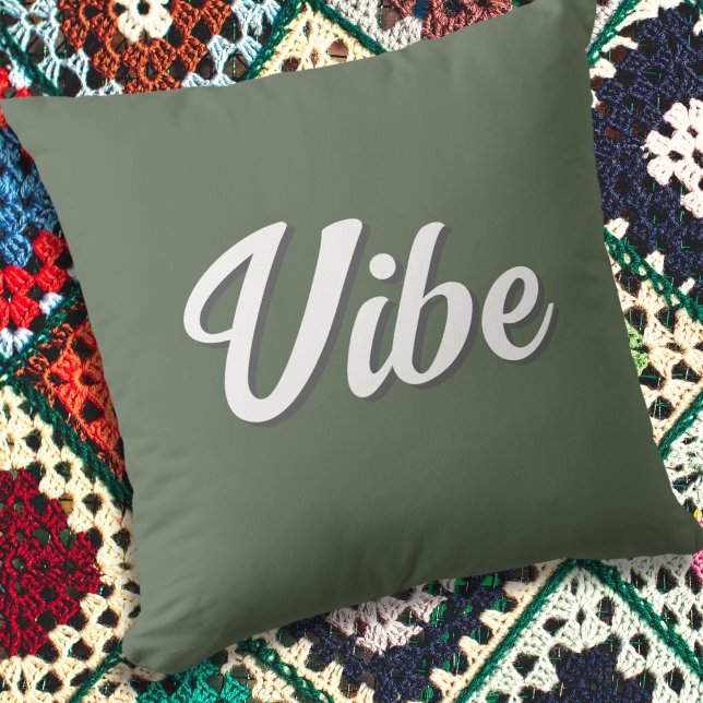 Vibe Groovy Retro Kissen (An olive green throw pillow with 'Vibe' in white script typography)