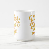 Vibes Don’t Lie – Stylische Retro- Script-Typograf Kaffeetasse (Mittel)
